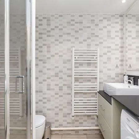 Bright Newly Refurbished *