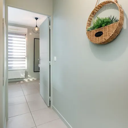 Bright Newly Refurbished Apartment *
